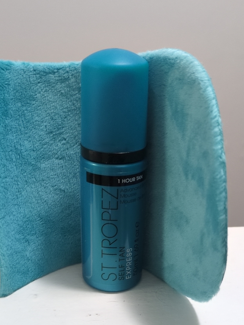 St. Tropez Self-Tan Express Mousse - Turquoise Blue